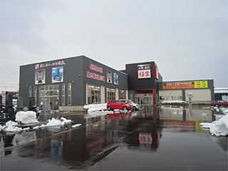 国道8号線沿いにある店舗は広い駐車場を完備