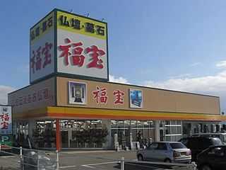 佐渡市泉・佐渡の中心部にある店舗は広い駐車場を完備