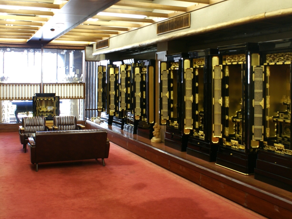 上置型・地袋型・直置型と様々なタイプを揃えた金仏壇の特設コーナー
