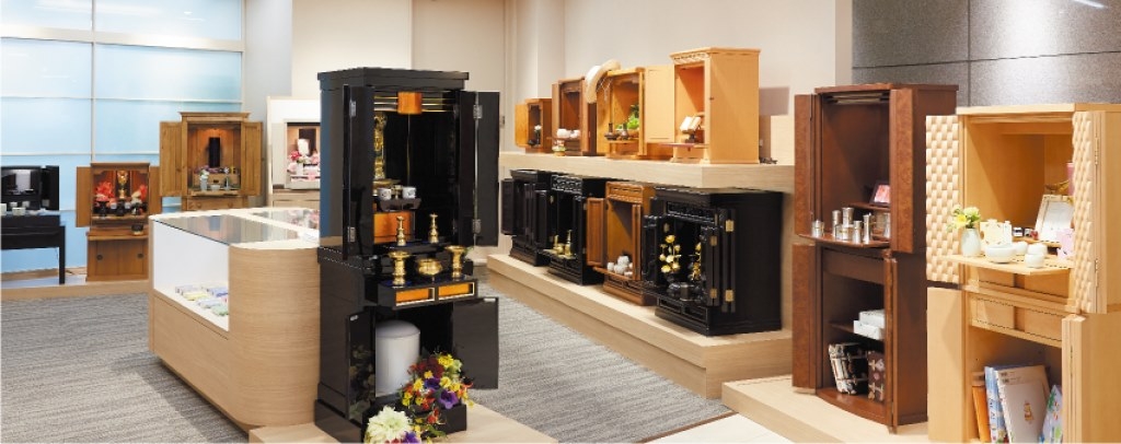 松戸家の店内では人気の家具調仏壇を中心に販売
