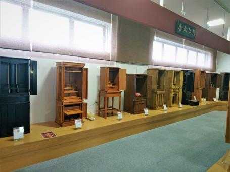 リビングや洋室にも合うモダンな家具調仏壇の展示コーナー