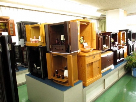 伝統工芸品の金仏壇や屋久杉製の東京仏壇が展示されたコーナー