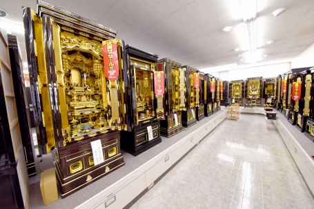 ゆったりと展示された伝統的な金仏壇