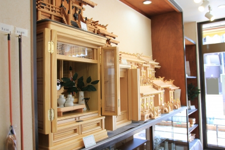 伝統的な唐木仏壇はデザイン・サイズとも充実の品揃えです