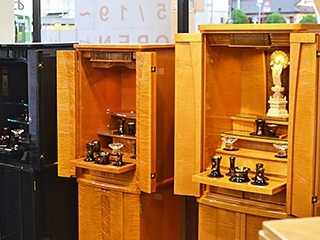 モダンな家具調仏壇は仏具と合わせて展示しています