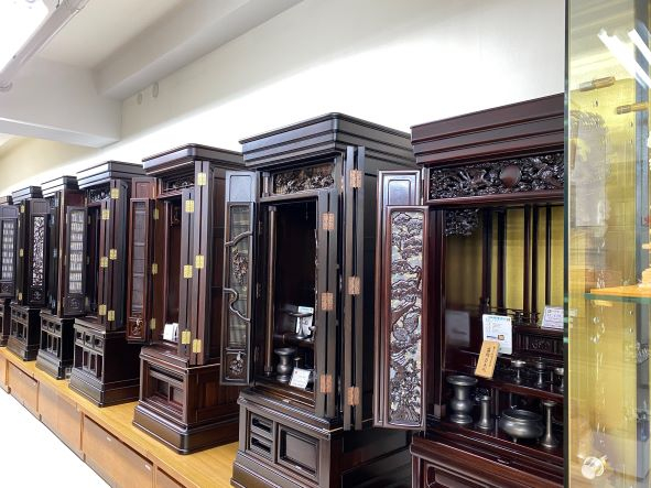 家具調から伝統工芸品・金仏壇まで常時500本以上のお仏壇をご用意