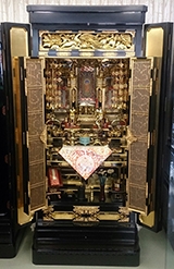 宗派別に展示された国産金仏壇