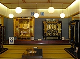 大型のお仏壇もじっくり選べる和室の展示コーナー
